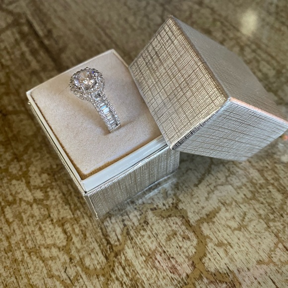 Elegant ladies Ring size 8 - Picture 3 of 4